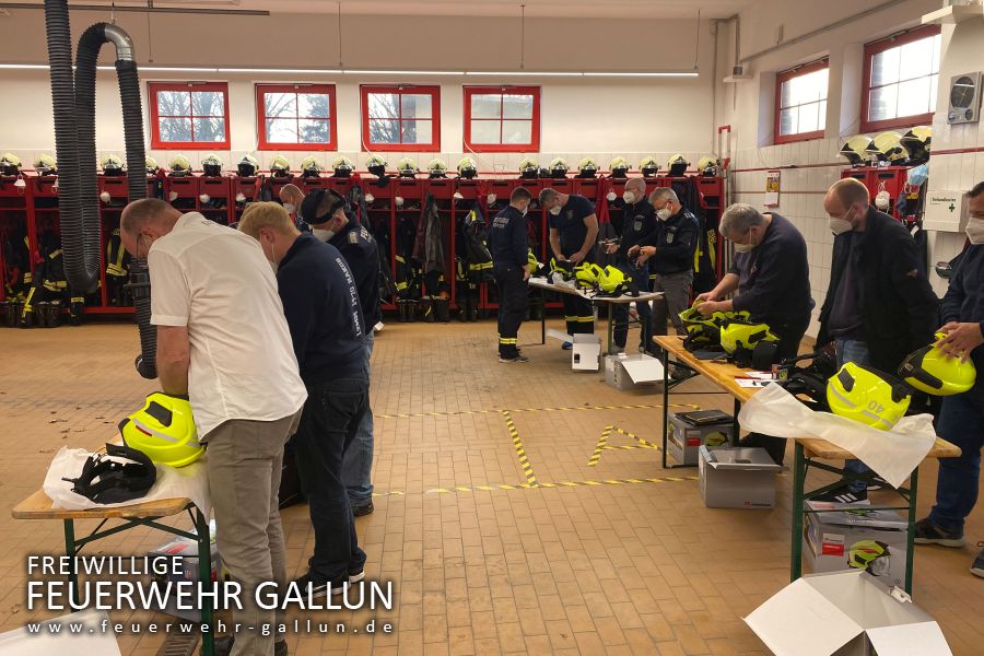 Neue Helme für die Feuerwehren der Stadt Mittenwalde